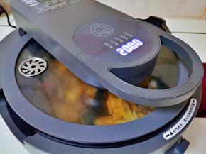 启动炒菜机红烧功能。