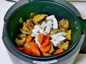 再加入切好的山药与胡萝卜，按个人口味加入盐。