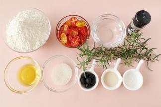 准备好食材，油浸小番茄超市有卖的，买不到直接用新鲜的也可以哦，就是放上去的时候要尽量吸干水分。