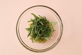 迷迭香摘下叶子放入橄榄油里面浸泡几小时，这里大概用了3-5克左右.