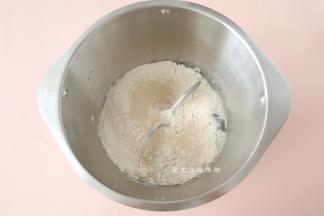 把面包体的材料倒入揉面桶里，迷迭香和橄榄油一起倒入搅拌。