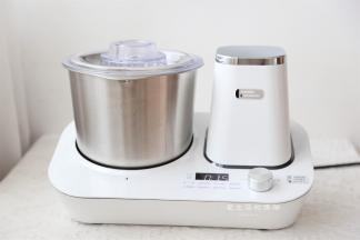 把揉面桶安装在moido厨师机上，启动烘焙出膜键，揉面15分钟即可。