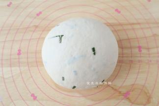 揉好的面团取出来滚圆放在干净的碗里，放入烤箱，35度发酵半小时左右。