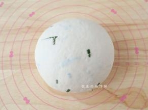 揉好的面团取出来滚圆放在干净的碗里，放入烤箱，35度发酵半小时左右。