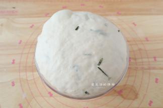 发酵好的面包体积大约变2倍大小，取出来。