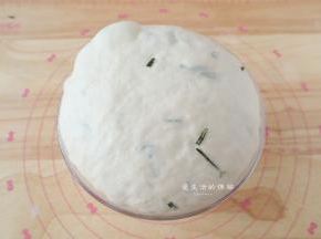 发酵好的面包体积大约变2倍大小，取出来。