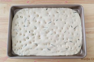 直接将面包放在烤盘上，用手轻轻按压铺在烤盘上，再用手指戳一些小坑。