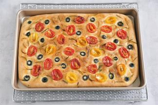 烤箱200度预热，放入烤箱的中层烤20分钟即可出炉。