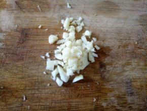 大蒜切碎。