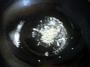 锅烧热，倒入适量油，先转动润一下锅，下蒜末。
