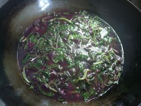 倒入适量水，要能完全没过红苋菜。盖上煮两三分钟。