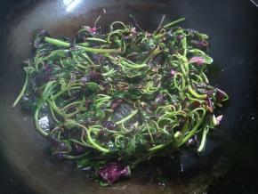 倒入红苋菜，翻炒至变软。