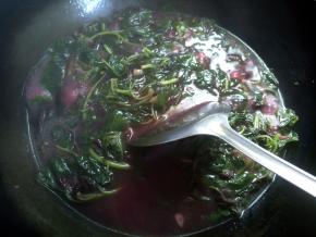 开盖，用锅铲将红苋菜铲成几段，如果不好铲说明还没煮好，再煮一会。