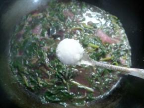 加1小勺盐，拌匀，煮一两分钟就好了。