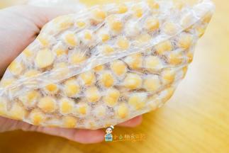 把鹰嘴豆放入保鲜袋冷冻一夜，这个目的是烤熟了鹰嘴豆可以开花