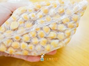 把鹰嘴豆放入保鲜袋冷冻一夜，这个目的是烤熟了鹰嘴豆可以开花