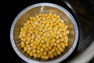 我是放高压锅，十几分钟就好了，也可以电饭锅里煮饭，像这样隔水蒸也可以