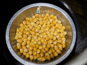 我是放高压锅，十几分钟就好了，也可以电饭锅里煮饭，像这样隔水蒸也可以