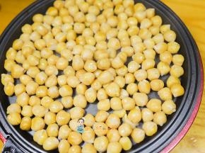 准备一个平底锅，把解冻了的鹰嘴豆放入锅里小火翻炒