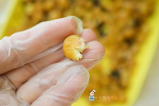 给孩子吃的时候用手压一压扁，一岁内把皮剥掉让孩子自己拿着吃还可以锻炼他的手眼协调能力哦