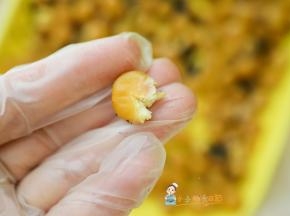 给孩子吃的时候用手压一压扁，一岁内把皮剥掉让孩子自己拿着吃还可以锻炼他的手眼协调能力哦