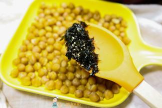 凉透后撒上一勺紫菜粉拌匀，味道会更好哦