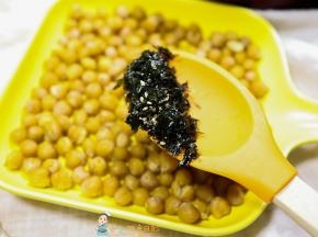 凉透后撒上一勺紫菜粉拌匀，味道会更好哦