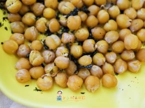 鹰嘴豆不要让孩子一整颗圆形的拿着吃，风险会比较大