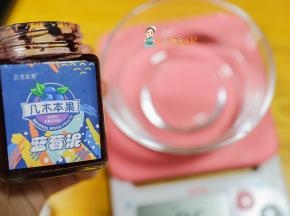 碗里加入12g水加入12g蓝莓泥也可以自己水果打泥，我这个就是无添加的蓝莓泥做的