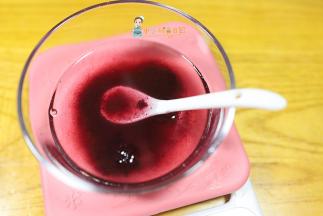 把水跟蓝莓泥搅拌均匀