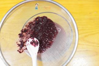 然后过筛把蓝莓渣都去掉这样口感会更好