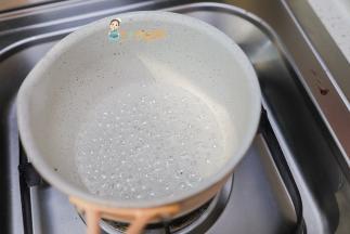 锅里加入60g水80g白砂糖小火加热