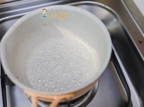 锅里加入60g水80g白砂糖小火加热