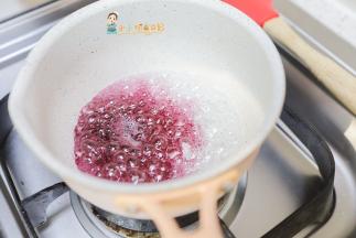 加入蓝莓汁搅拌均匀