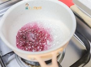 加入蓝莓汁搅拌均匀