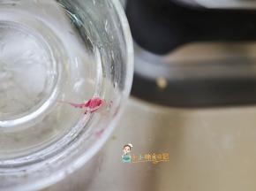 用筷子粘一下遇冷水变硬就是好了马上关火