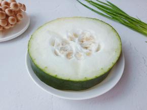 挑选冬瓜用手按一下，皮较硬的冬瓜肉质致密吃起来口感好。