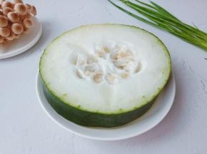 挑选冬瓜用手按一下，皮较硬的冬瓜肉质致密吃起来口感好。