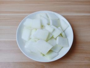 冬瓜削皮切成薄片状备用。