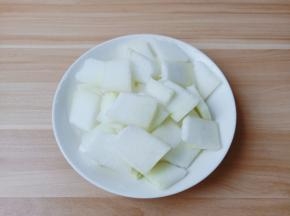 冬瓜削皮切成薄片状备用。