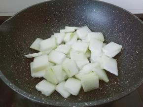 热锅凉油下蒜泥爆香放冬瓜片爆炒。