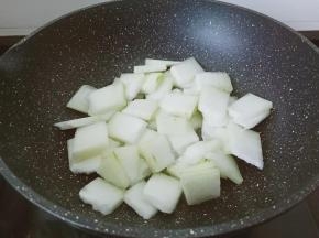 热锅凉油下蒜泥爆香放冬瓜片爆炒。