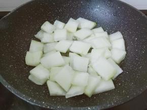 爆炒至冬瓜片成透明状态。