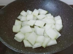 爆炒至冬瓜片成透明状态。