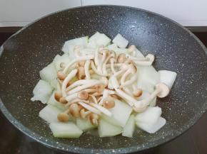 加入蟹味菇翻炒出香味。