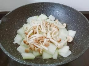 加入蟹味菇翻炒出香味。