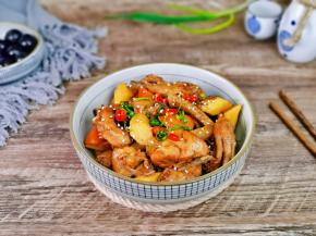 盛出装盘，撒上葱花，白芝麻，红辣椒。