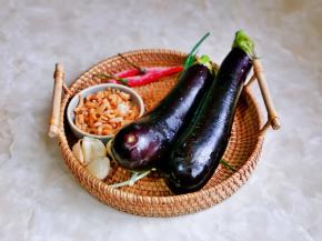 准备食材，茄子洗干净，擦干水分。