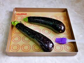 取一个小碗倒入1小勺食用油，加入少许盐搅拌均匀，刷在茄子上。