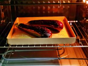 入烤箱中层上下180度烤25分钟。